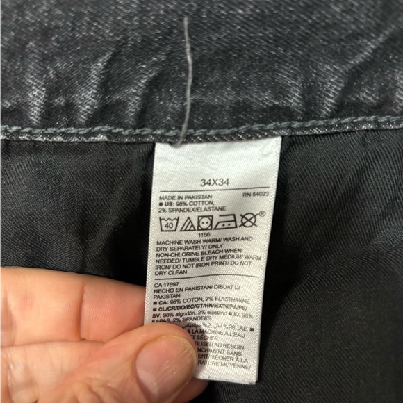 Old Navy men’s 34 x 34 slim fit distressed jeans. Only worn once. - Picture 4 of 4